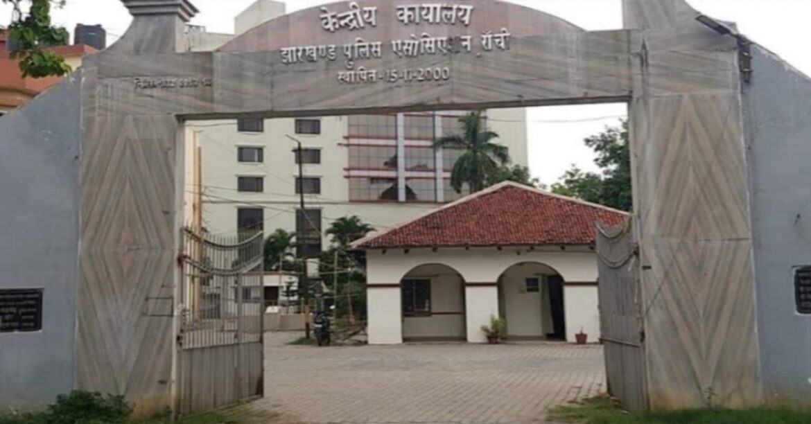 RANCHI: झारखंड पुलिस एसोसिएशन ने पुलिसकर्मियों के भत्ते बढ़ाने और प्रमोशन विसंगतियां दूर करने को लेकर मुख्यमंत्री को ज्ञापन सौंपा।