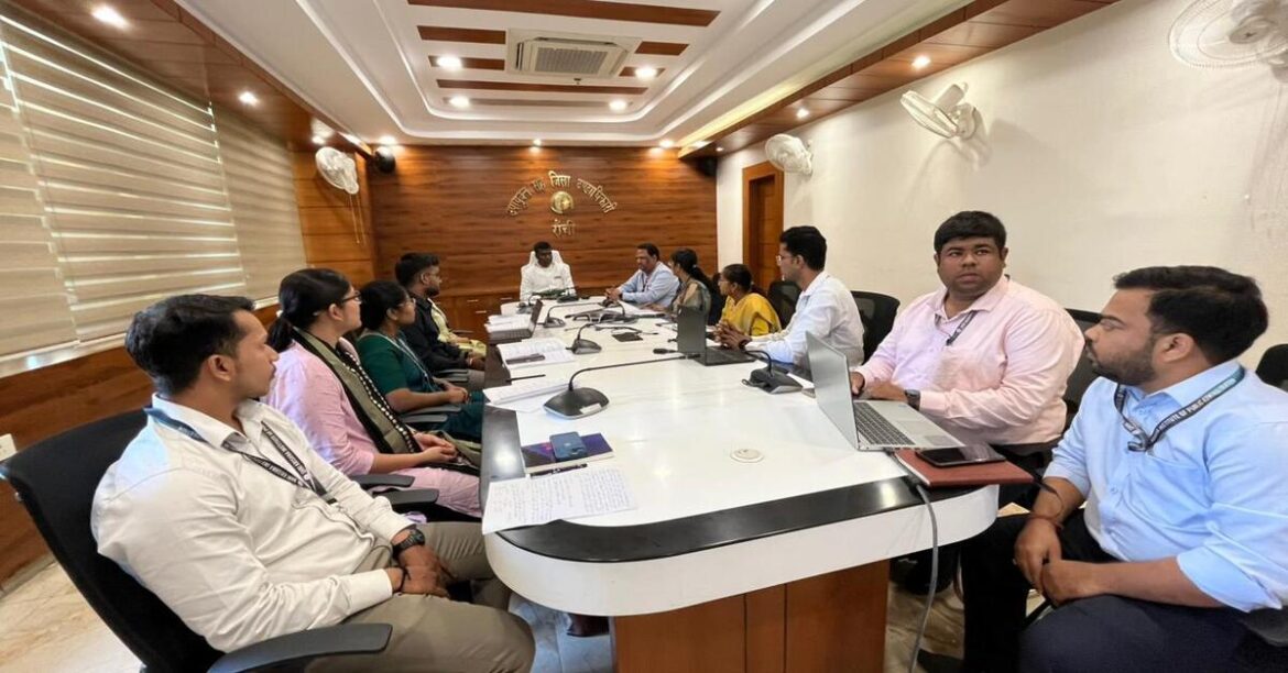 RANCHI: रांची में उपायुक्त मंजूनाथ भजन्त्री ने प्रशिक्षु उप समाहर्त्ताओं के साथ बैठक कर जनसेवा, पारदर्शिता और त्वरित समाधान पर जोर दिया।