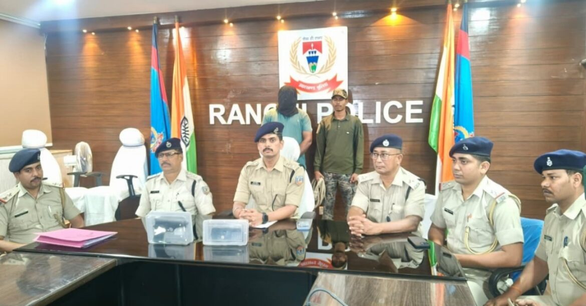 RANCHI: बुढमू थाना क्षेत्र से टीपीसी के सबजोनल कमांडर की गिरफ्तारी, पुलिस ने कारतूस, जिंदा गोली और मोबाइल बरामद किए।