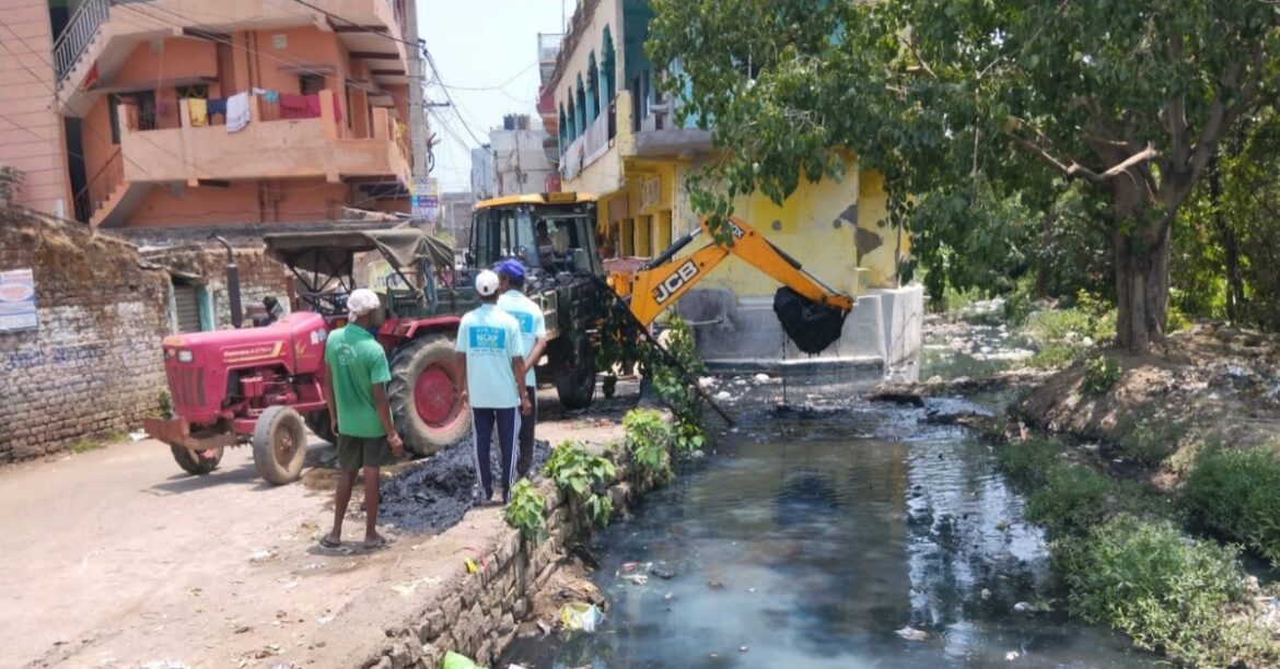RANCHI: रांची में मॉनसून से पहले नगर निगम ने बड़े नालों की सफाई तेज की। कई वार्डों में गाद हटाकर जलनिकासी दुरुस्त की गई।