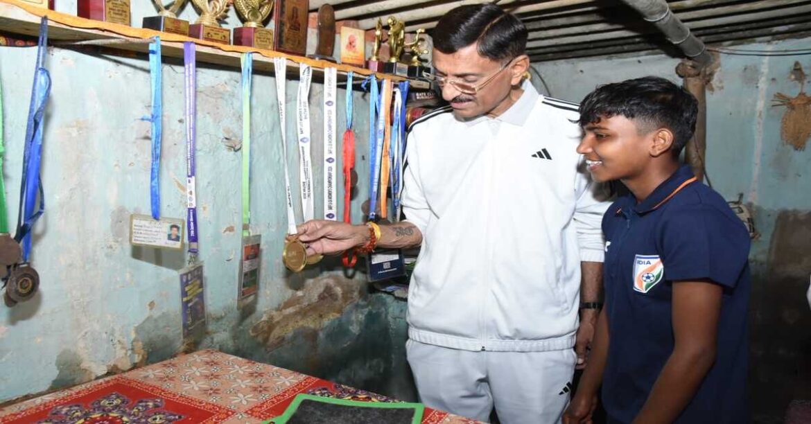 रक्षा राज्य मंत्री संजय सेठ ने अंतरराष्ट्रीय फुटबॉलर दिव्यानी लिंडा के लिए पक्का घर बनाने की पहल की, जल्द शुरू होगा निर्माण कार्य।