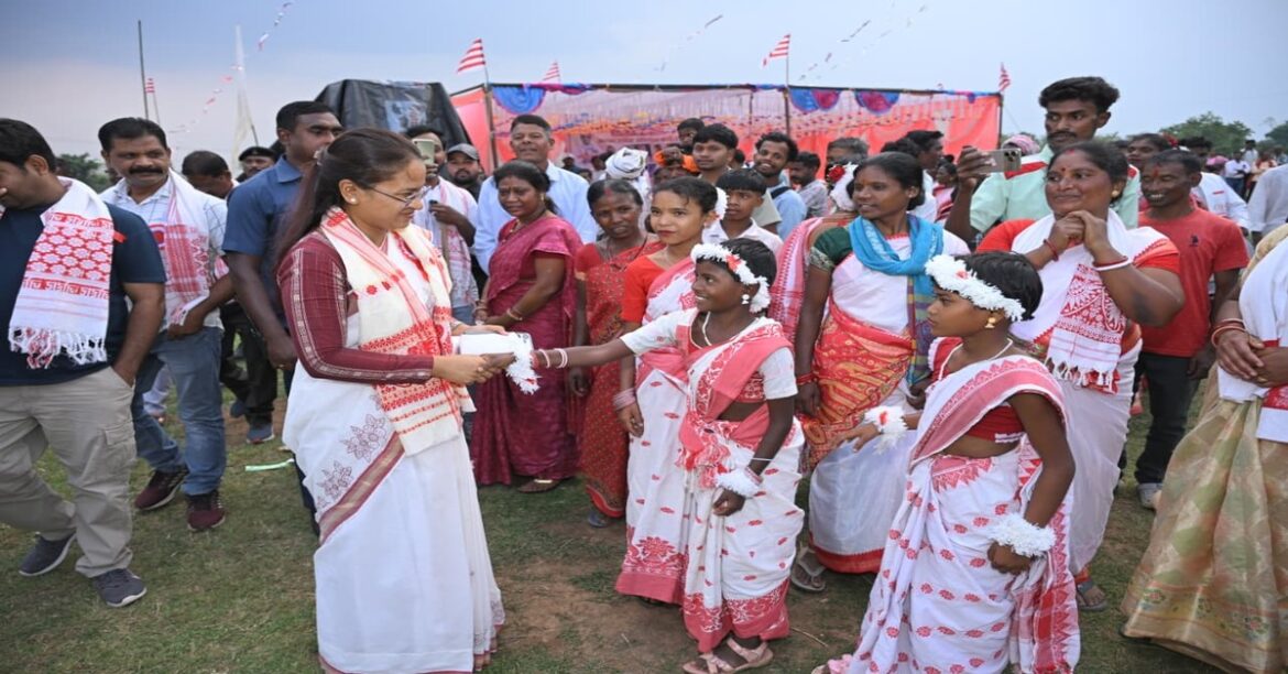 रांची के बेड़ो में जेठ जतरा में कृषि मंत्री शिल्पी नेहा तिर्की ने संस्कृति के साथ जल, जंगल और जमीन बचाने का संकल्प दोहराया।
