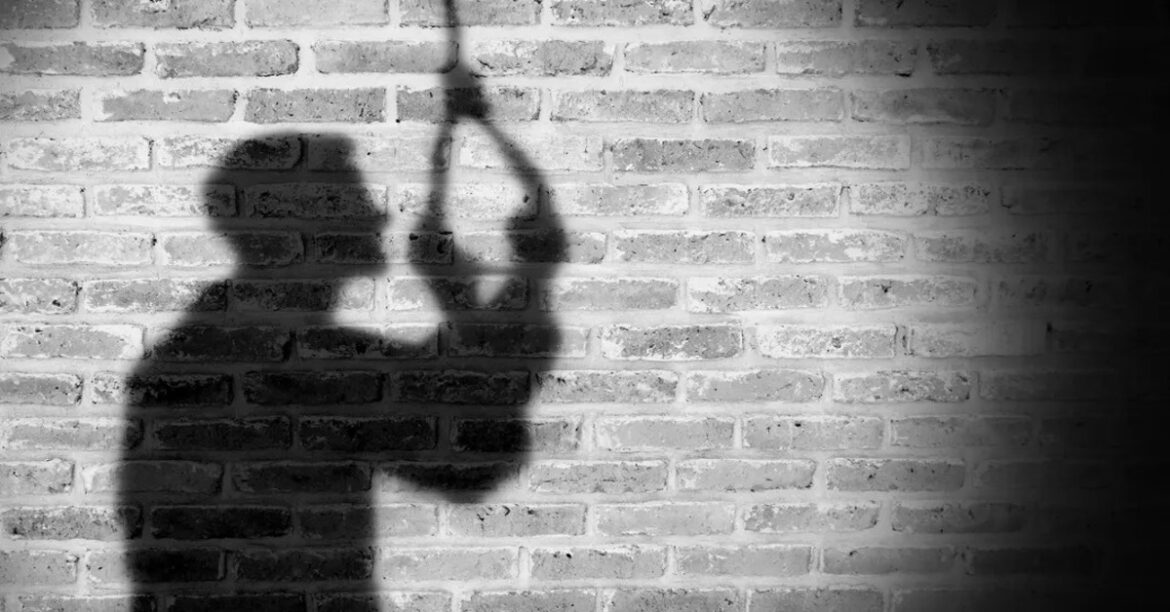 CUJ के बीटेक छात्र साकेत कुमार ने रातु के तिलता में सुसाइड किया। पुलिस मामले की जाँच और कारणों का पता लगाने में जुटी है। शव पोस्टमार्टम के लिए भेजा।