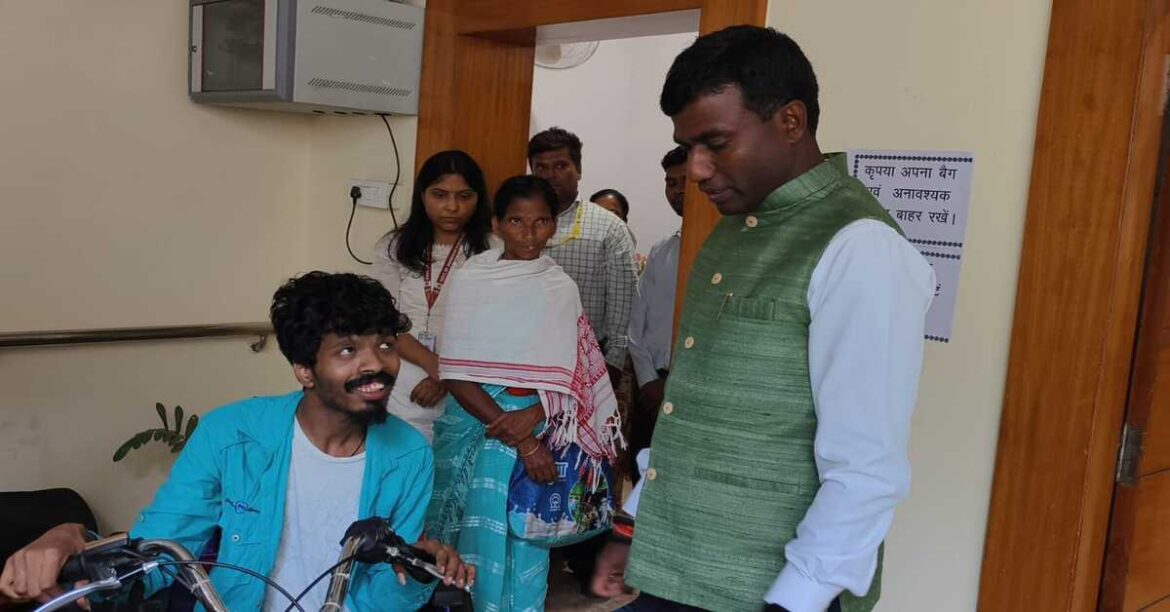 RANCHI: रांची जनता दरबार में दिव्यांग को इलेक्ट्रिक ट्राईसाइकिल मिली, जमीन विवाद और म्यूटेशन मामलों पर उपायुक्त ने दिए सख्त निर्देश।