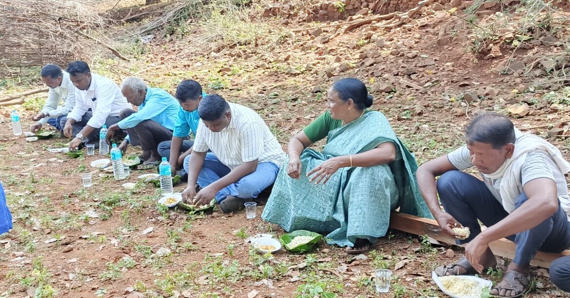 MP Joba Majhi sitting on the ground and having food with villagers during her Gudri visit