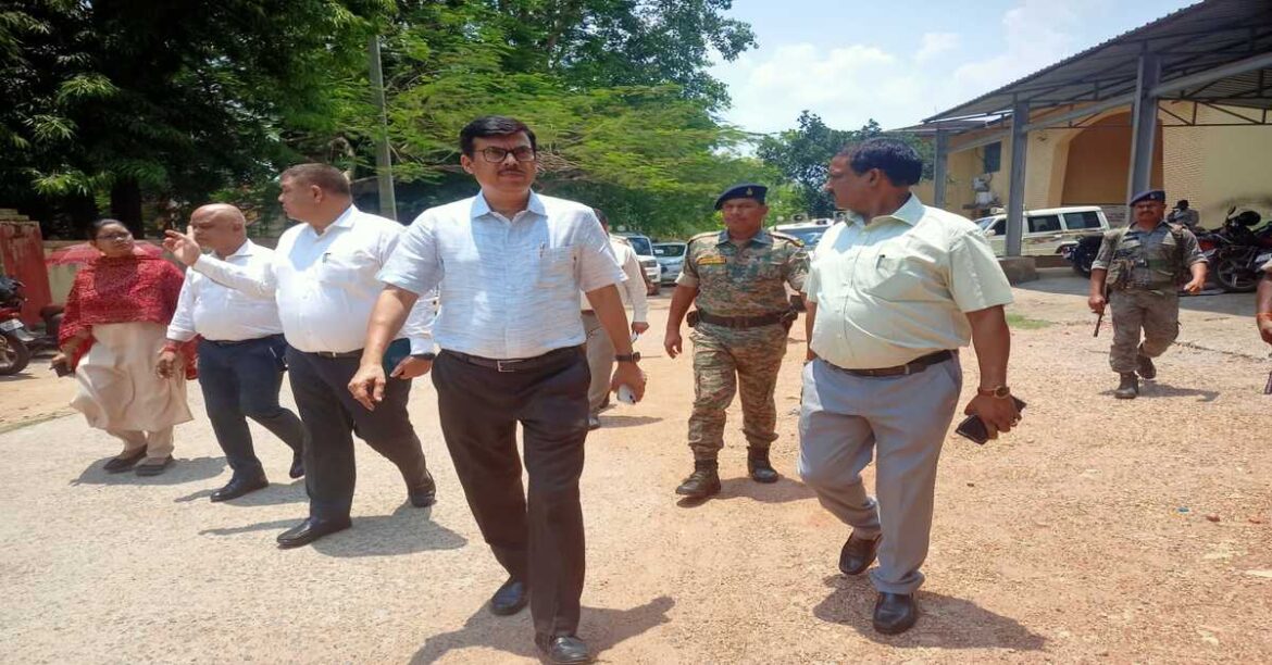Deputy Commissioner inspecting mismanagement at the Ghatshila Block Office