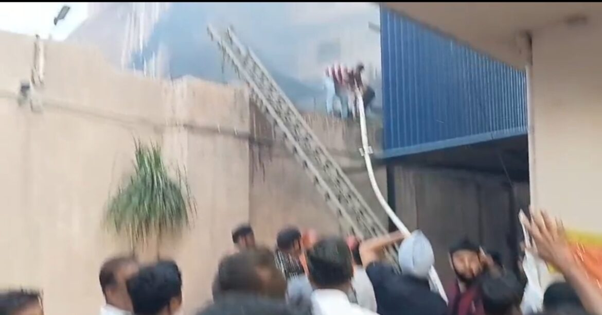 Massive fire breaks out at Hotel Gangaur workshop in Jugsalai Jamshedpur