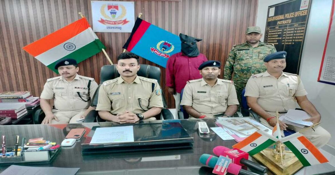 पतरातू में चोरी का आरोपी गिरफ्ता