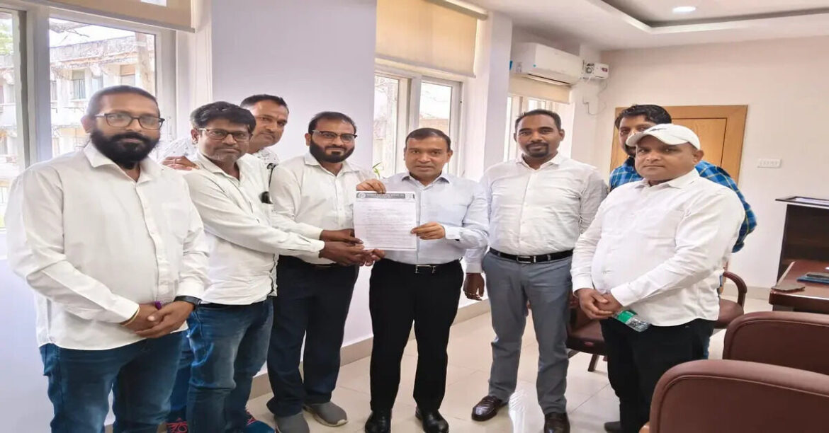 मनरेगा कर्मियों ने रांची में दिय (1)