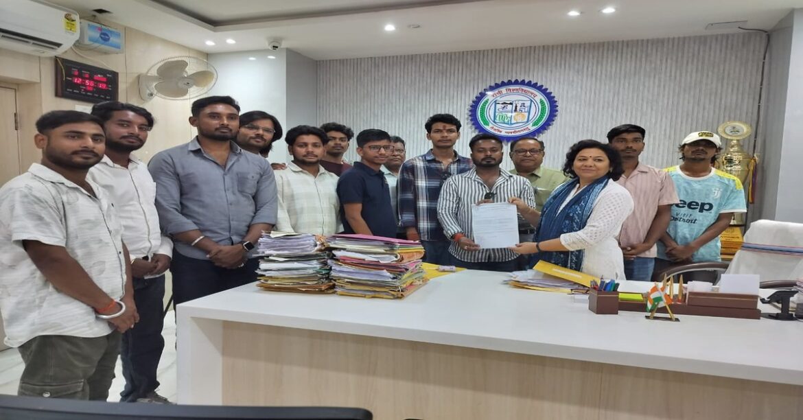 RANCHI: रांची विश्वविद्यालय में यूजी नामांकन जल्द शुरू करने की मांग को लेकर आजसू ने कुलपति को ज्ञापन सौंपा, छात्रों की समस्याएं उठाईं।