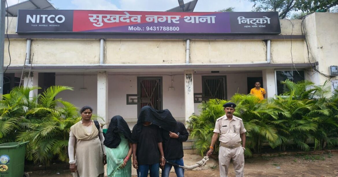 RANCHI : रांची पुलिस ने ब्राउन शुगर तस्करी के खिलाफ बड़ी कार्रवाई करते हुए मां-बेटे समेत तीन आरोपितों को गिरफ्तार किया। 159 पुड़िया बरामद।