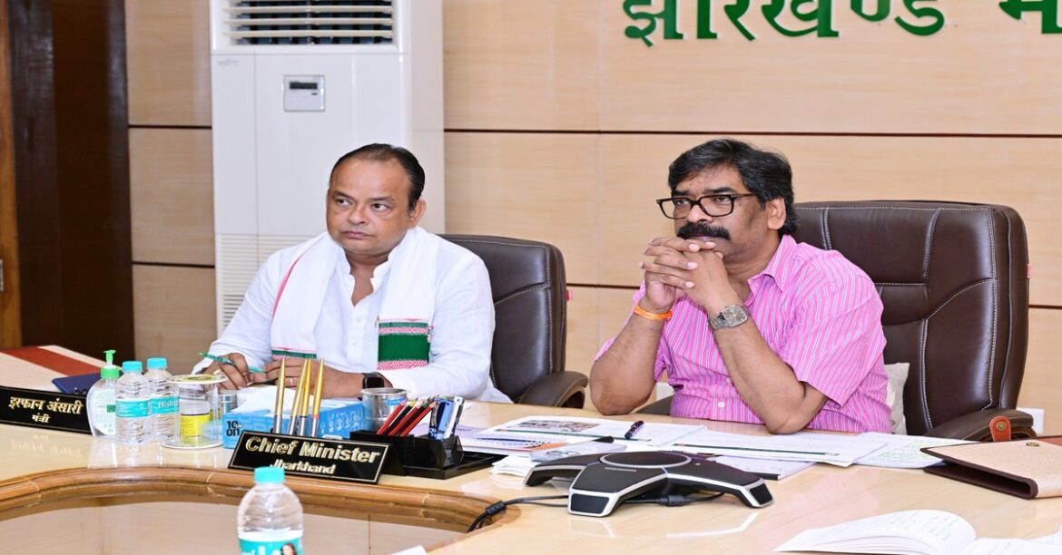 RANCHI : मुख्यमंत्री हेमन्त सोरेन ने स्वास्थ्य सेवाओं की समीक्षा कर एआई एम्बुलेंस मॉनिटरिंग, अबुआ दवाखाना और भर्ती प्रक्रिया तेज करने के निर्देश दिए।