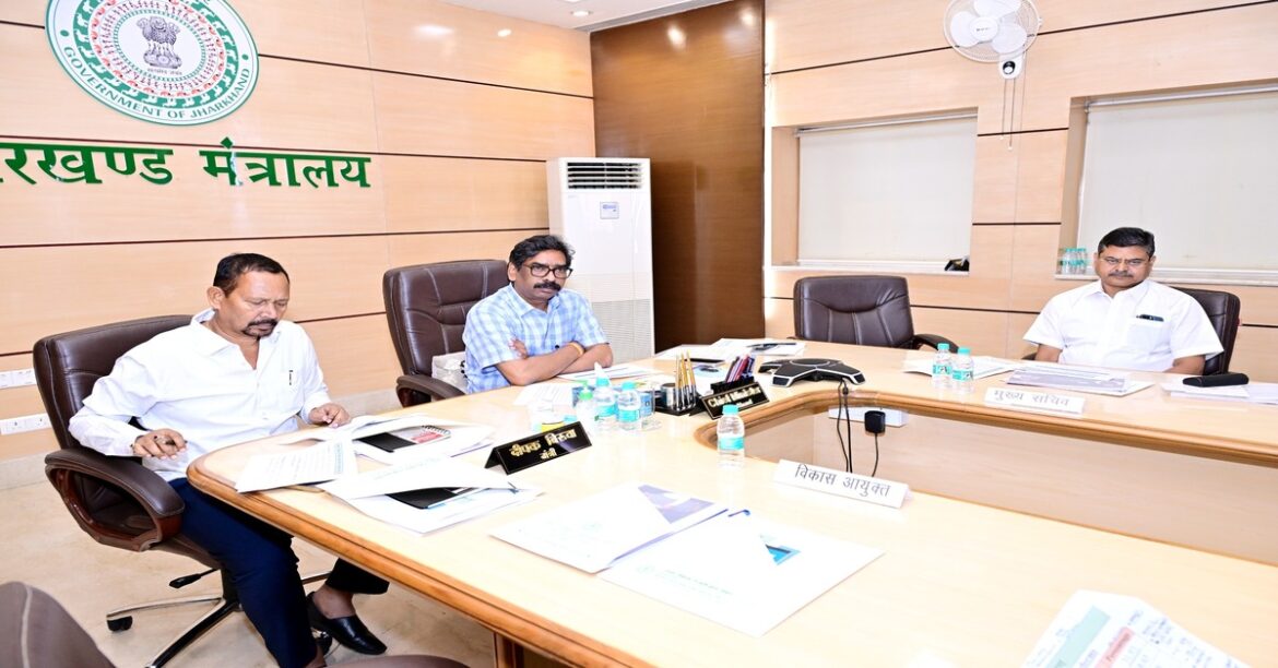 मुख्यमंत्री हेमंत सोरेन ने परिवहन व भूमि सुधार विभाग की समीक्षा की। पंचायत स्तर पर ड्राइविंग लाइसेंस कैंप और भूमि डिजिटलीकरण पर जोर दिया।