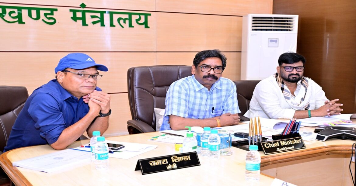 मुख्यमंत्री हेमंत सोरेन ने कल्याण योजनाओं की समीक्षा कर रोजगार, छात्रवृत्ति, ई-साइकिल, छात्रावास और स्वास्थ्य सुविधाओं को मजबूत करने के निर्देश दिए।