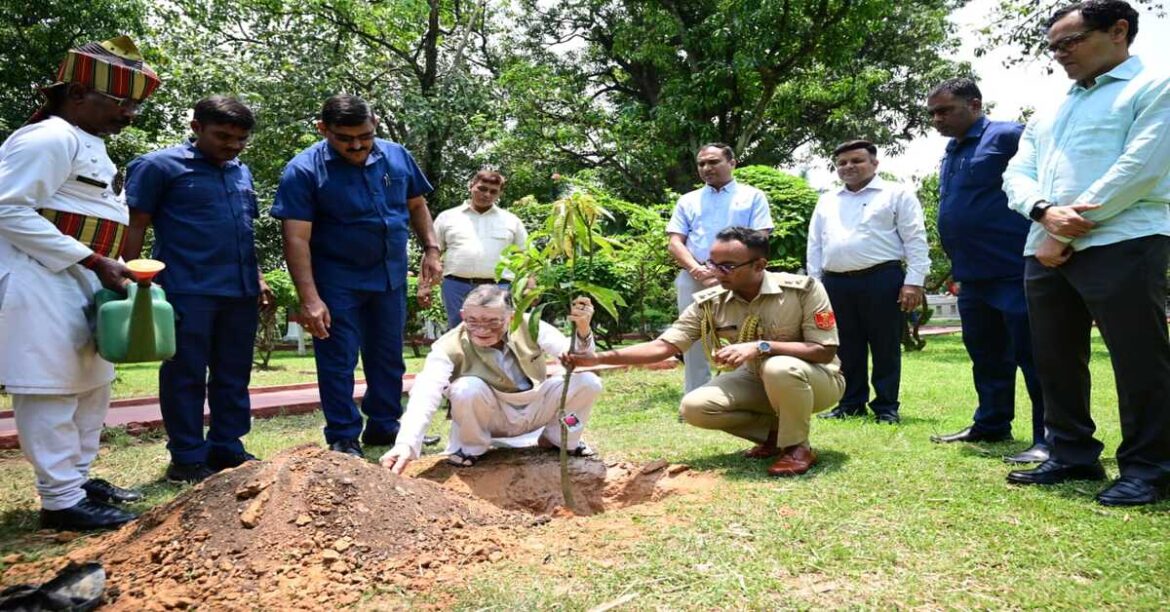 विश्व पर्यावरण दिवस पर राज्यपाल संतोष कुमार गंगवार ने लोक भवन में पौधारोपण कर पर्यावरण संरक्षण का संदेश दिया और लोगों से अधिक पौधे लगाने की अपील की।