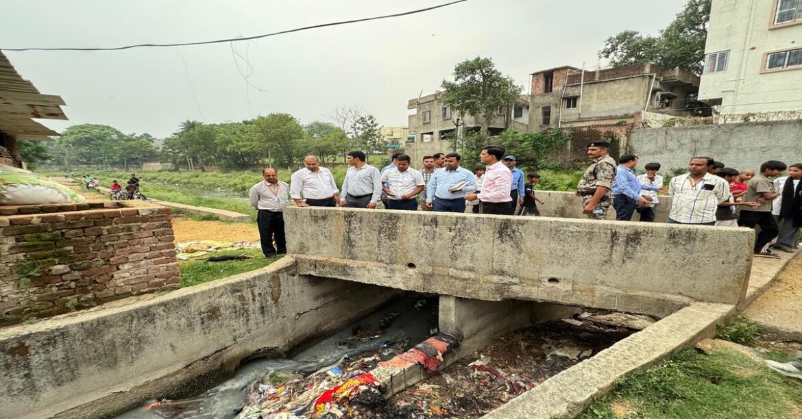 रांची नगर निगम ने हरमू नदी पुनर्जीवन, अतिक्रमण हटाने, जनगणना समीक्षा, कचरा प्रबंधन और अवैध जल कनेक्शन पर सख्ती बढ़ाई।