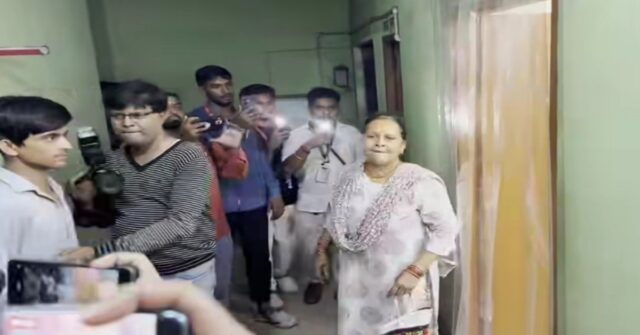 बिष्टुपुर पुलिस स्टेशन में हिमांशु की बड़ी मां 