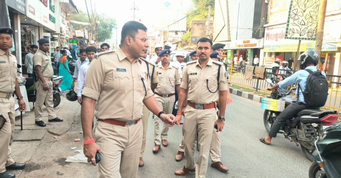 रांची एसएसपी राकेश रंजन ने ट्रैफिक व्यवस्था का निरीक्षण कर जाम कम करने, यातायात सुचारू रखने और सुरक्षा बढ़ाने के निर्देश दिए।