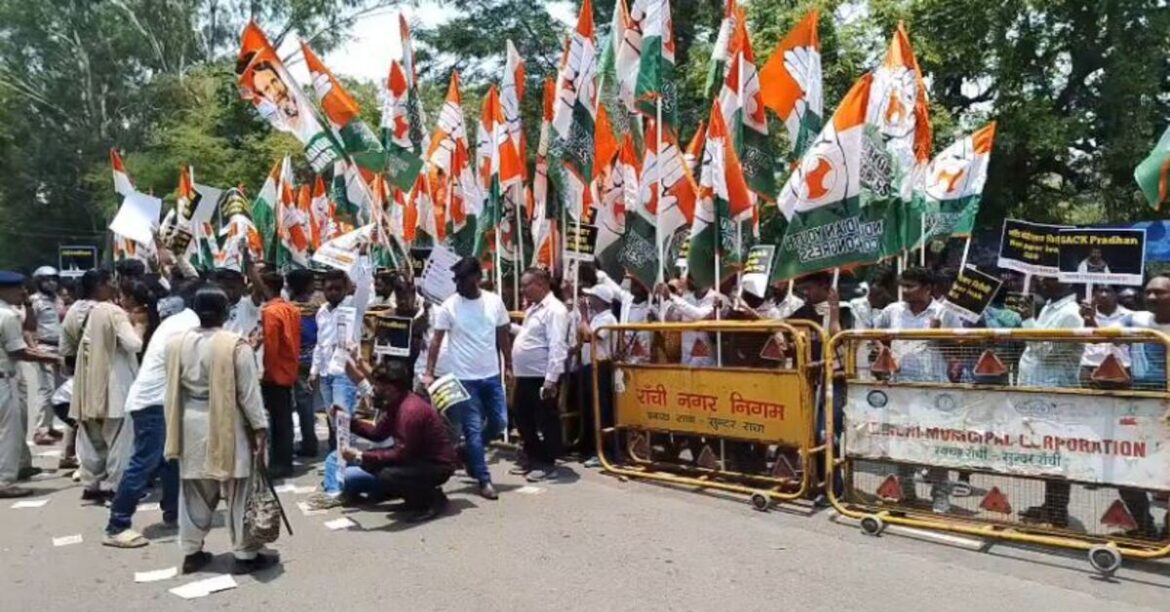 RANCHI: रांची में युवा कांग्रेस ने नीट पेपर लीक मामले को लेकर लोकभवन का घेराव किया और केंद्रीय शिक्षा मंत्री के इस्तीफे की मांग उठाई।