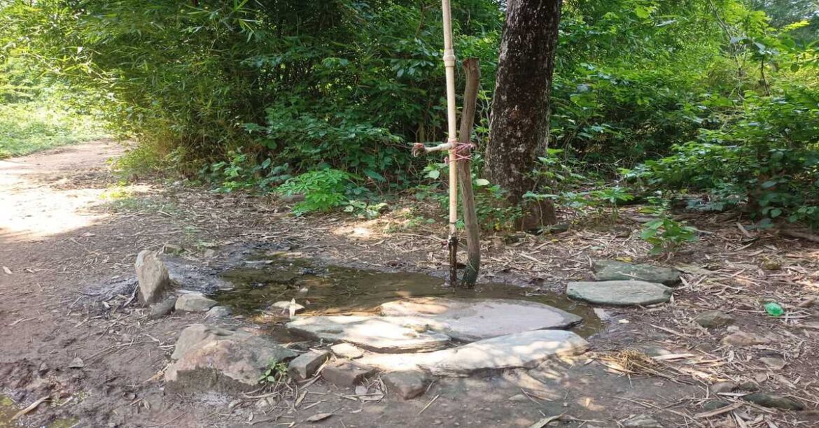 Villagers collecting drinking water from RDA tap after water tower and handpump failure in Basadera Ghatshila