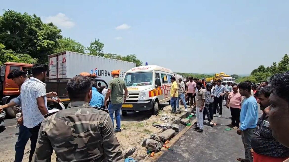 Hazaribagh Charhi Ghati Cold Drink Truck Accident Driver Rescue