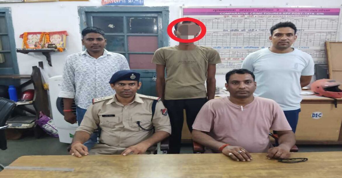 Mobile thief arrested at Tata Nagar railway station with two stolen mobile phones