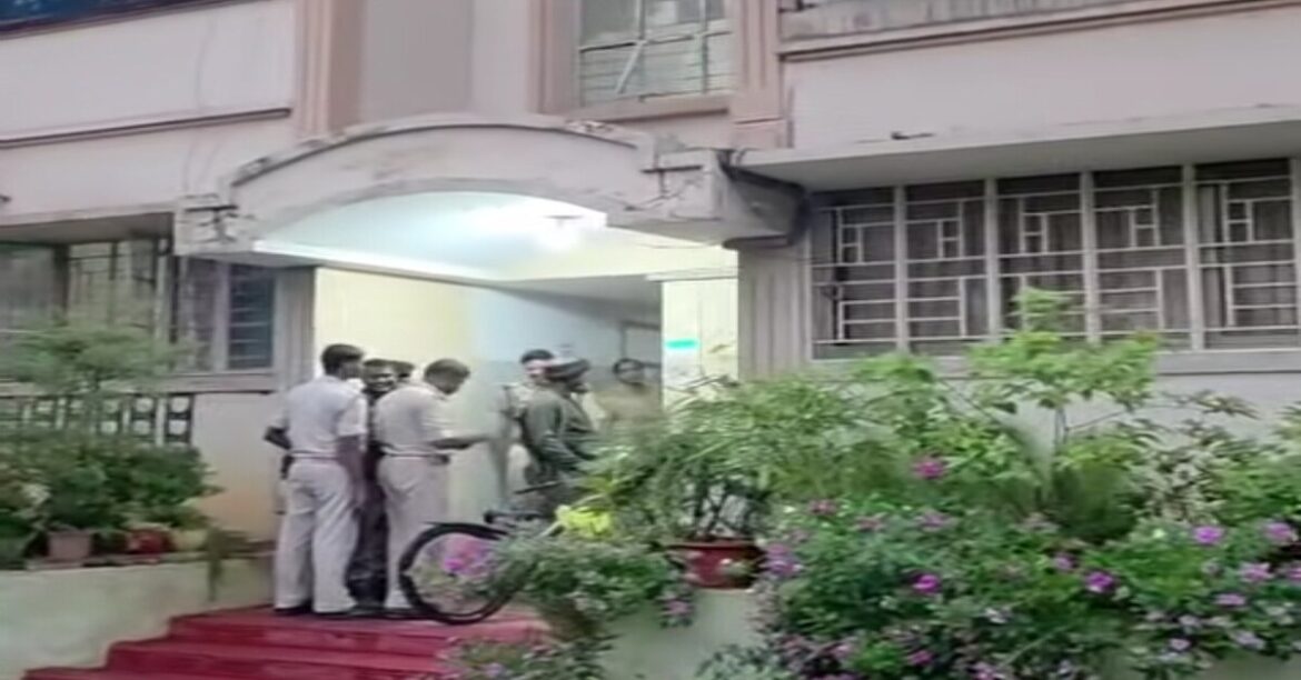 डबल डाउन बार एंड कैफे के मालिक नीरज सिंह के घर से बरामद कारें