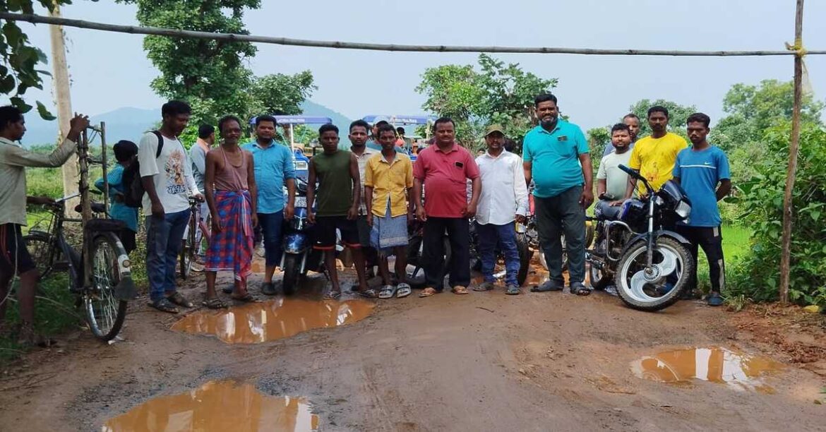 Villagers in Chaibasa protest against poor road condition and warn of road blockade and REO office gherao.