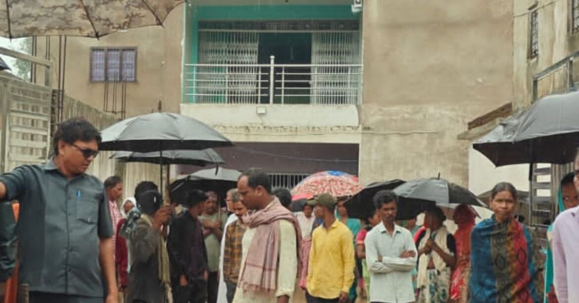 Garhwa News: Pension Delay Leads to Elderly Man's Death, Family Protests at Bank