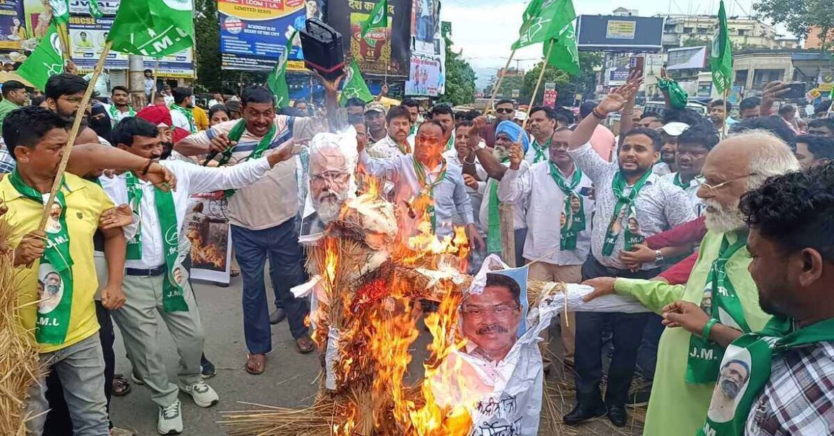JMM Protest in Sakchi Jamshedpur Against Central Government Over Education Minister Resignation Demand