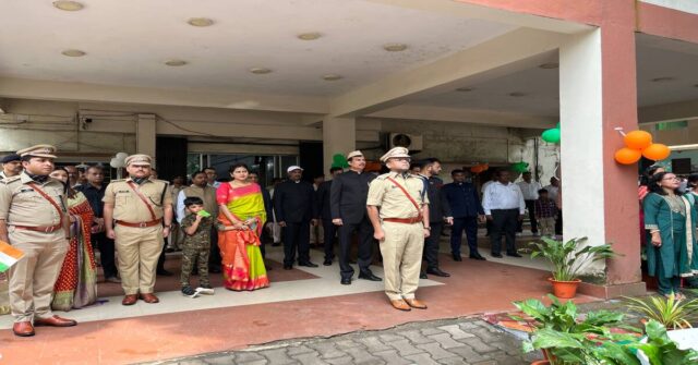  एसएसपी एहतेशाम वकारिब ने एसएसपी ऑफिस में फहराया तिरंगा 