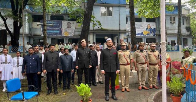 तिरंगा फहराते एसडीओ 