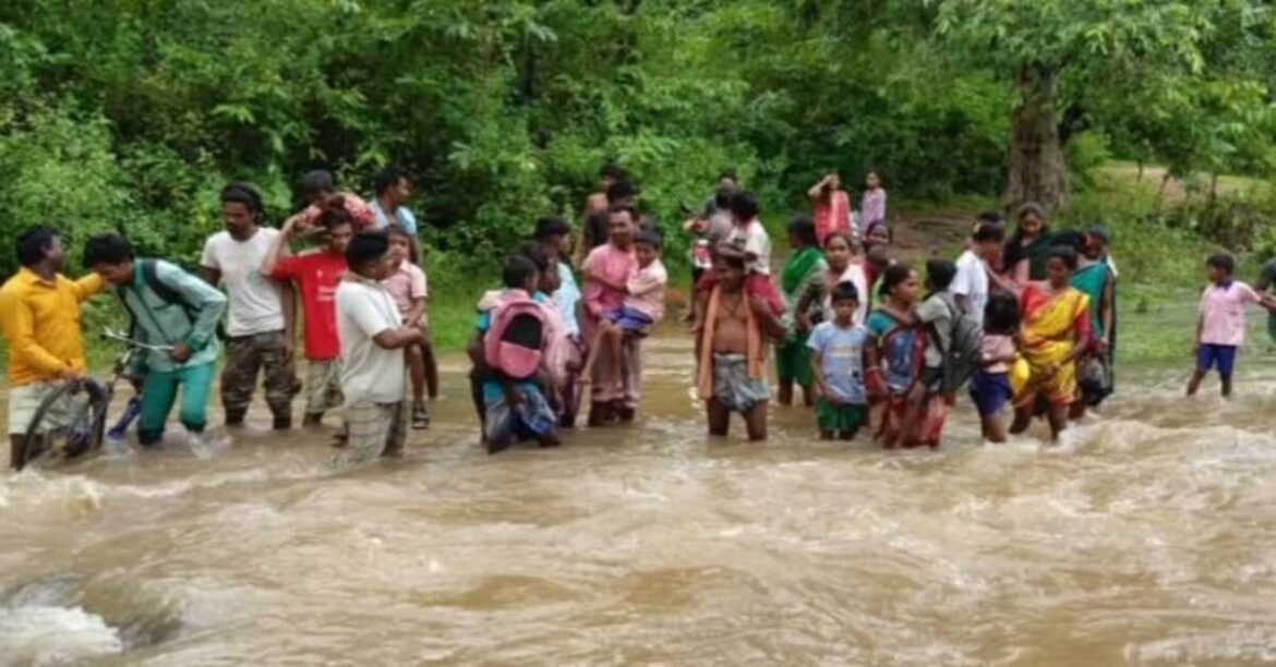 गुडारघाटी नदी के पास प्रदर्शन