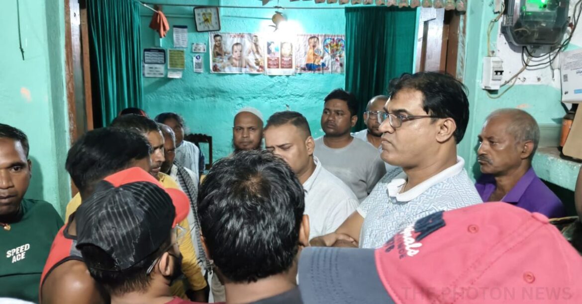 चतरा के गिद्धौर में निजी क्लीनिक सील किए जाने के बाद ग्रामीणों ने विरोध किया। स्वास्थ्य विभाग की कार्रवाई पर सवाल उठाते हुए ग्रामीणों ने जांच और क्लीनिक खोलने की मांग की।